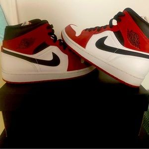 Air Jordan 1 Mid ‘Chicago’